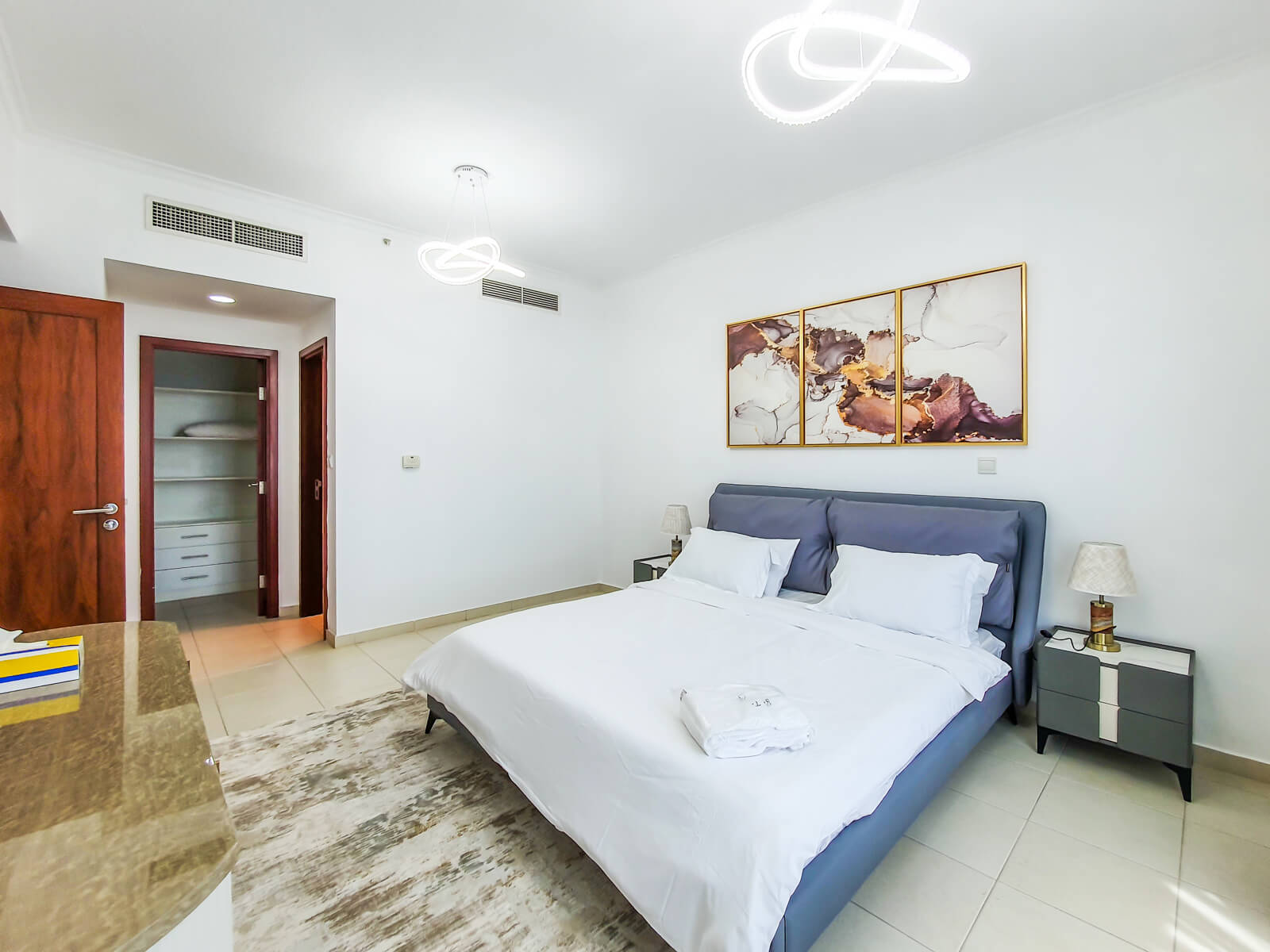 Spacious 2 bedroom apartment in Downtown Dubai with stunning views of the Burj Khalifa and easy access to major attractions